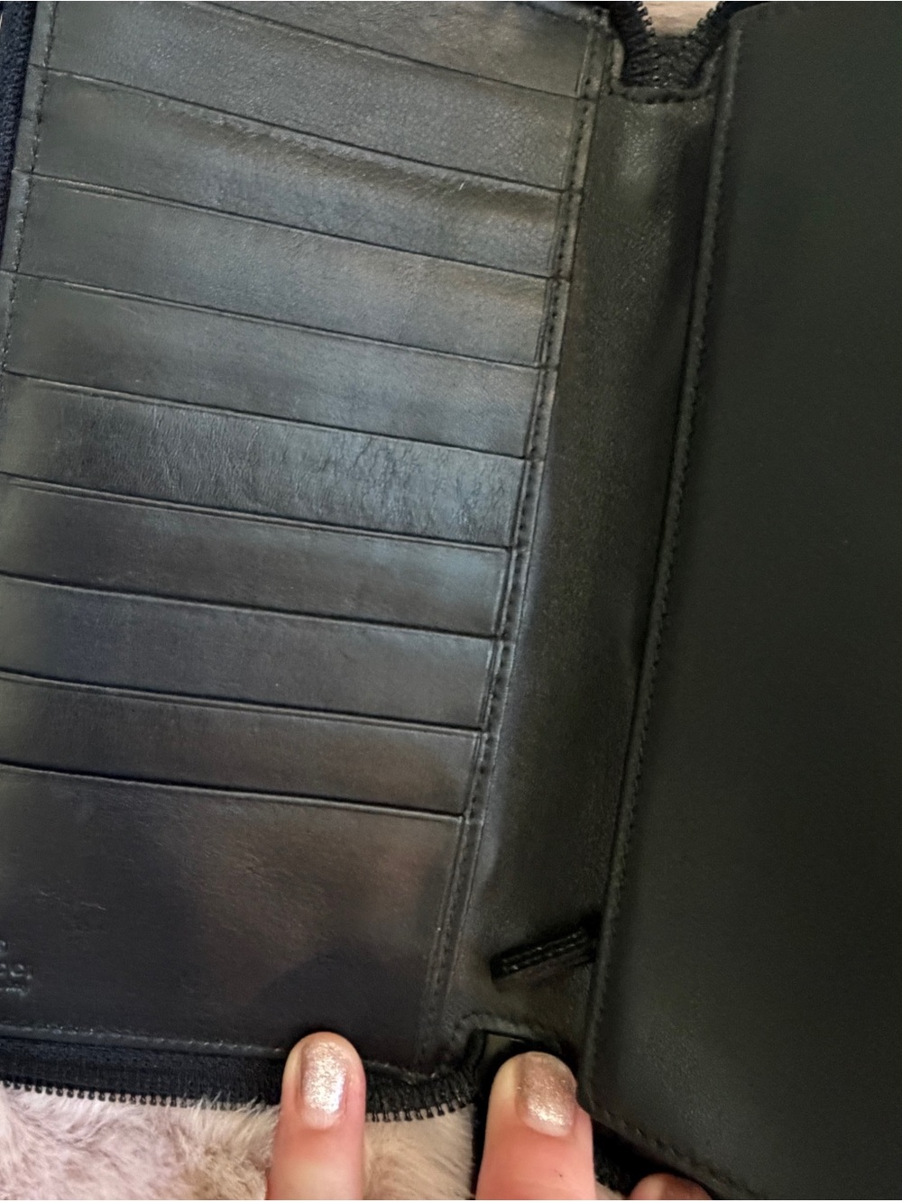 Gucci Black Leather Wallet with Embossed Logo - Picture 6 of 16